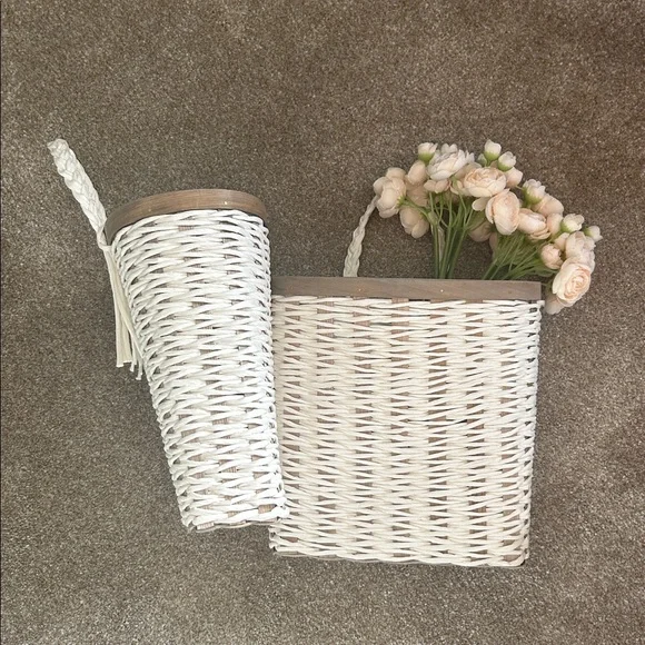 Set os 2 white hanging wicker baskets - Picture 3 of 3